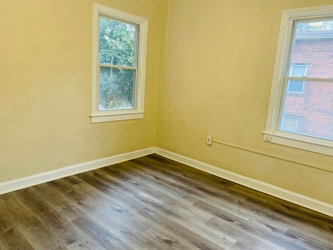 Building Photo - 7 Maple St