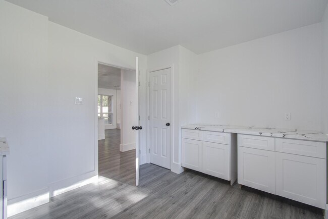 Building Photo - 595 River Plantation Dr