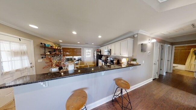 Building Photo - Precious and well kept home in Lundy West