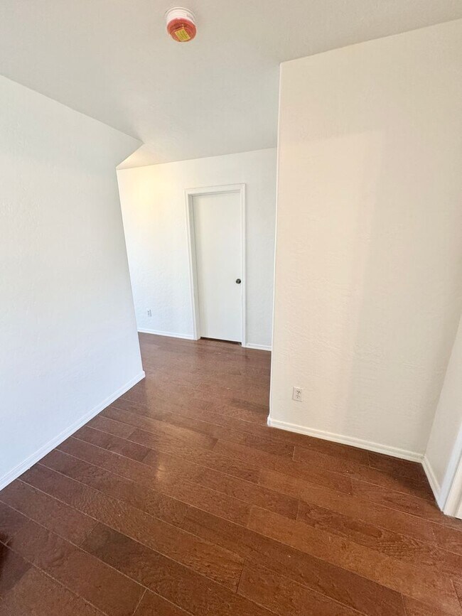 Building Photo - 4 Bedroom 3 Bathroom Home in Surprise! Has Loft & Additional Office/Den!