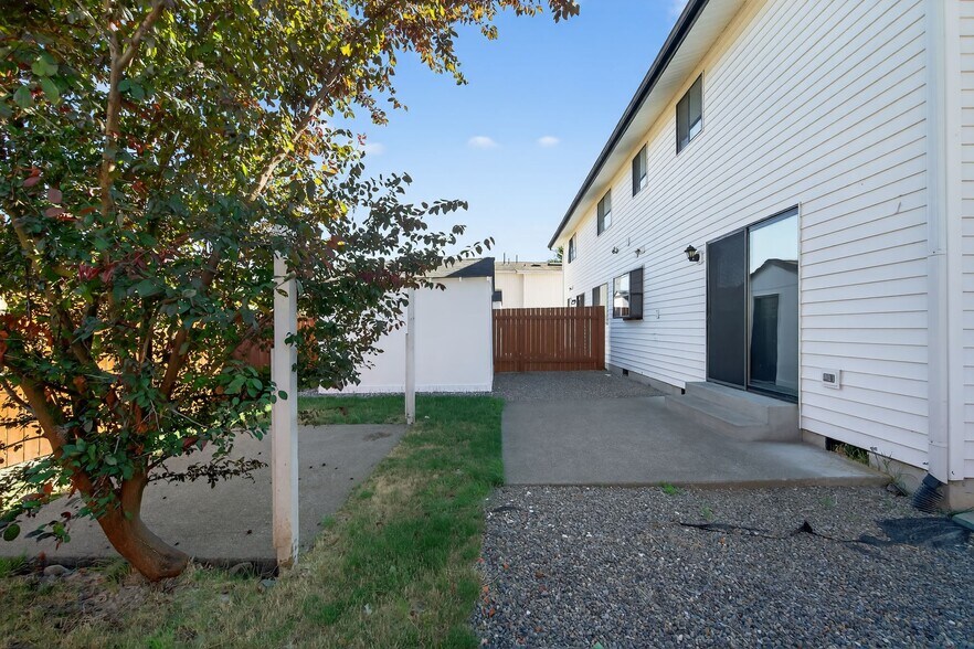 Building Photo - 912 Algona Blvd N