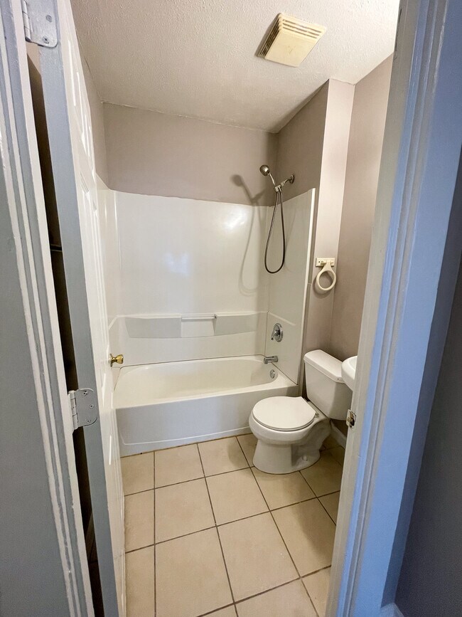 Building Photo - 2053 Robin St