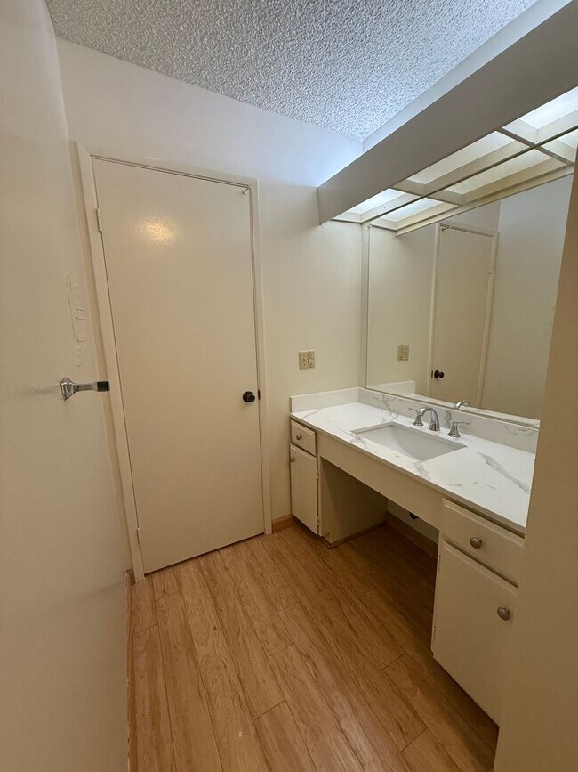 Building Photo - 1 bed 1 bath available in the Arden area of Sacramento!