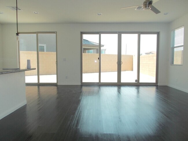 Building Photo - Modern Luxury Rental with Stunning Red Roc...