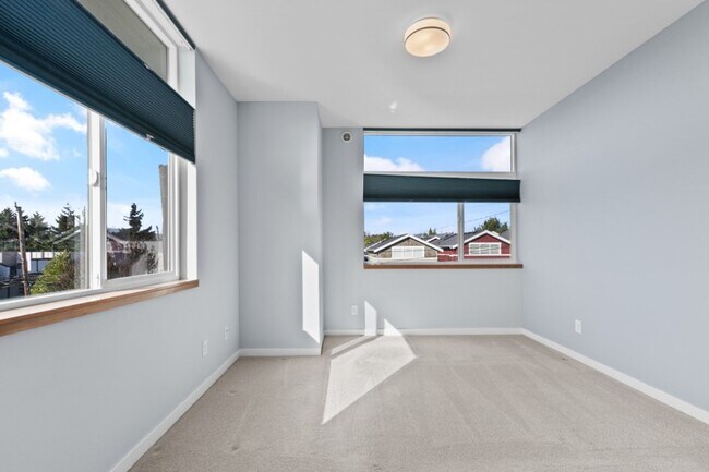 Building Photo - 2Bd/1.75Ba Seattle Townhouse