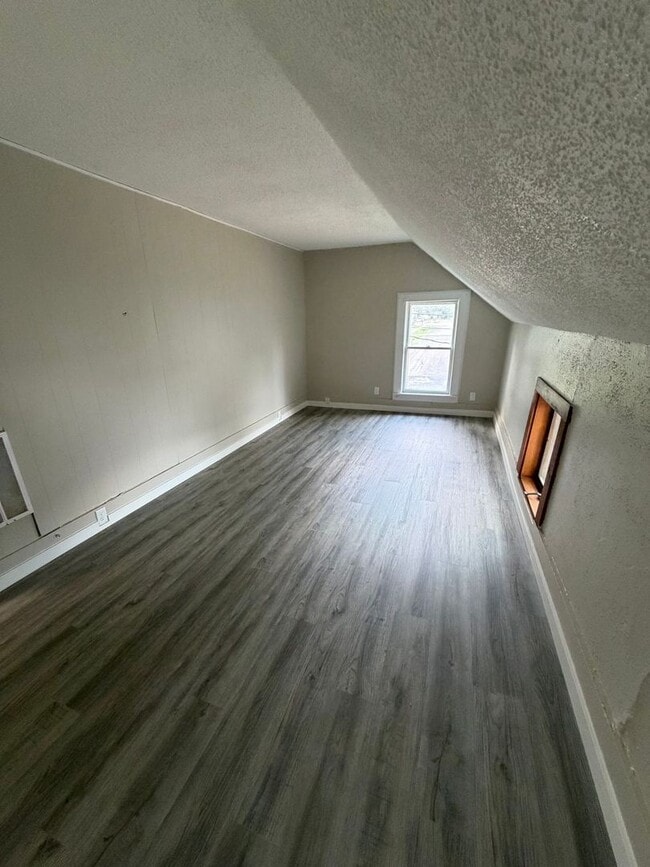 Building Photo - 614 N Chestnut Ave
