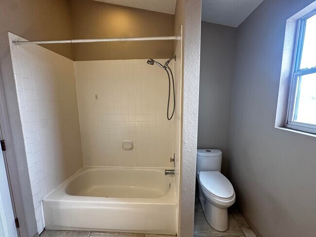 Building Photo - 800 Halter Dr SW