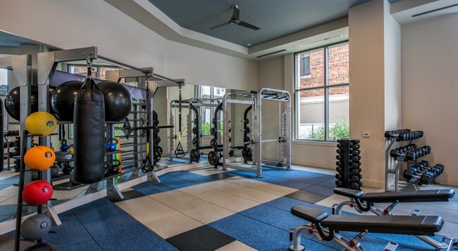 Building Photo - Experience Luxury + 1 Month Free Rent!