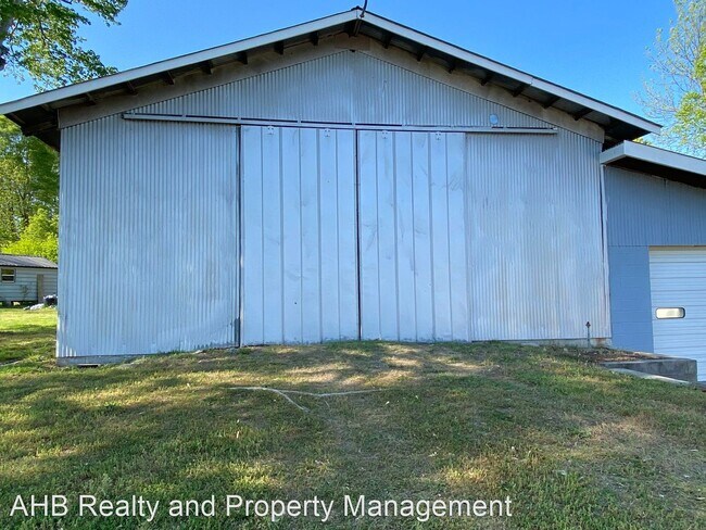 Building Photo - 3 br, 1.5 bath House - 407 Roma Rd.