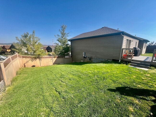 Building Photo - Beautiful 3 Bed 2 Bath Dog Friendly with F...