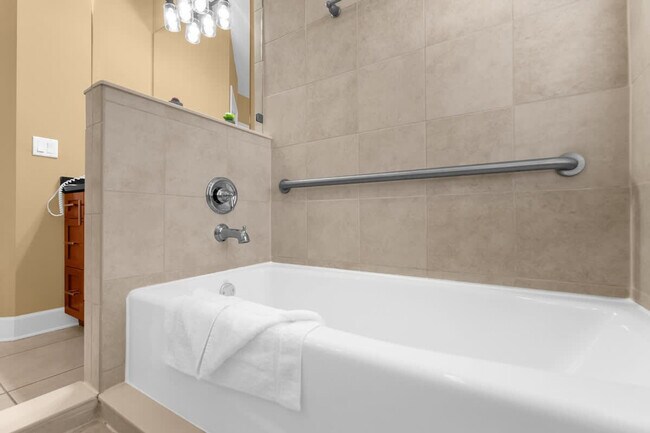 Building Photo - 14590 Damai Ln