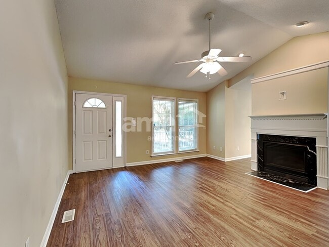Building Photo - 1004 Moat Ct