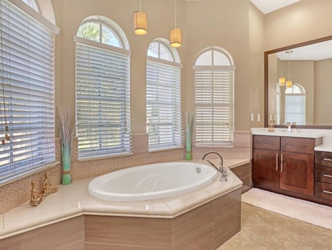 Building Photo - 2227 Ridgewood Cir