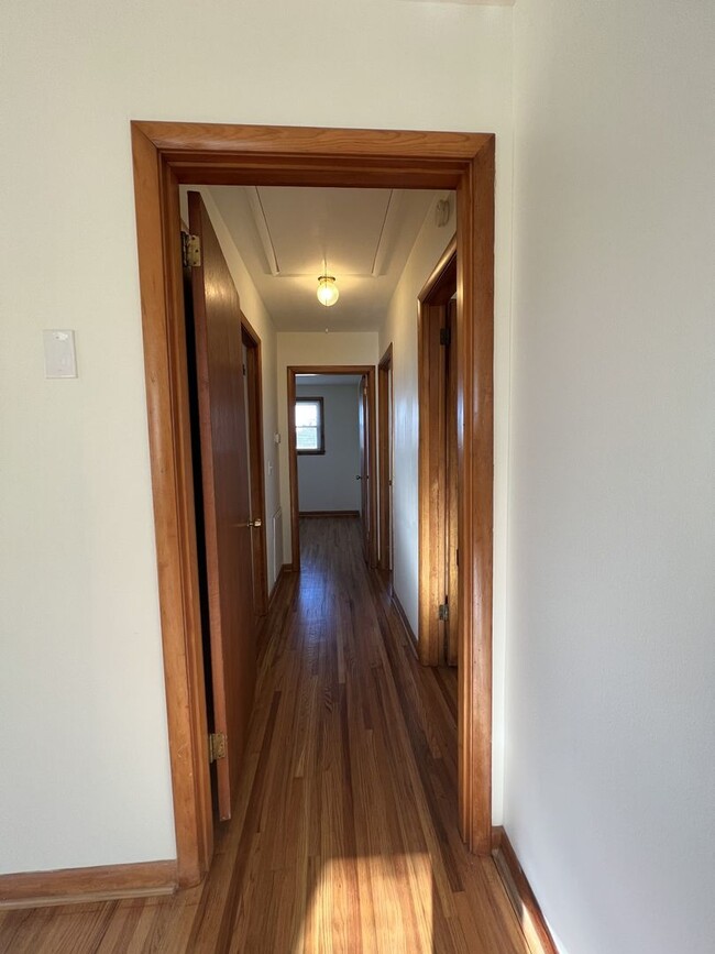 Building Photo - Single-Family Home with 2 Bedrooms and 1.5...