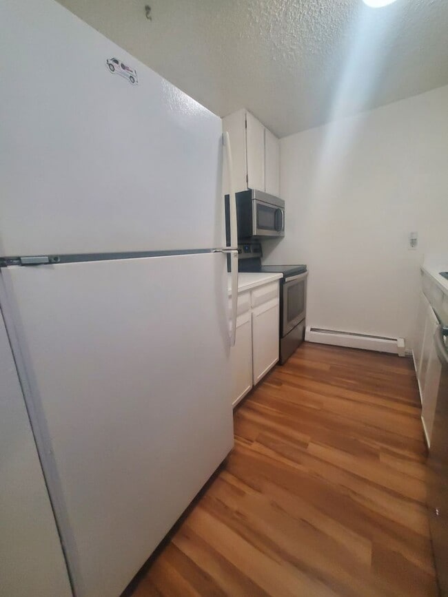 Building Photo - Large and Spacious One Bedroom Available i...