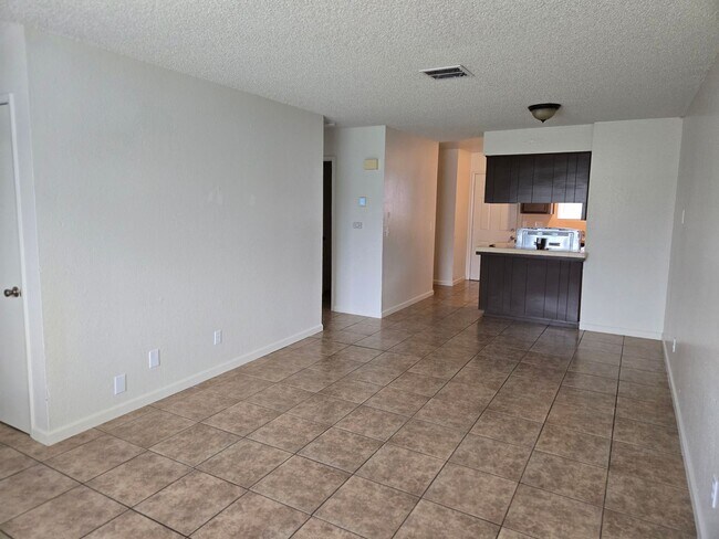 Building Photo - Unit For Rent