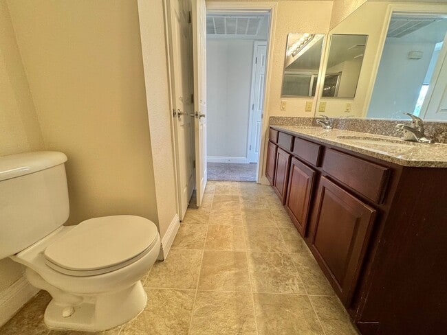 Building Photo - ADORABLE SECOND STORY 2 BEDROOMS 2 FULL BA...