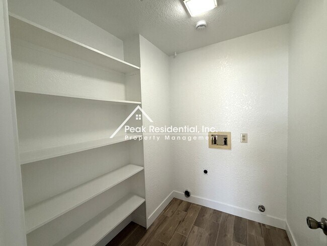 Building Photo - Wonderful Orangevale 4bd/2ba Home with 2 Car Garage!