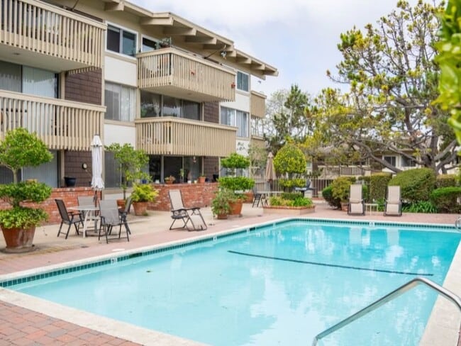 Building Photo - 6526 Ocean Crest Dr