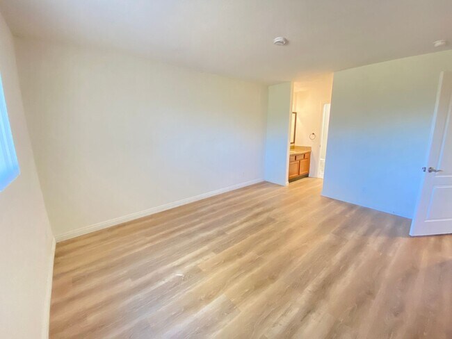 Building Photo - *Special* Charming 2 bedroom 2 bathroom Condo in Oceanside!