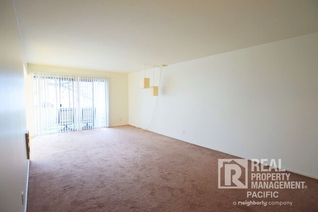 Building Photo - Spacious 2BD/2BA Apartment with Private De...