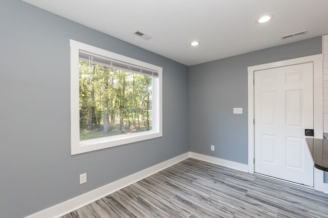 Building Photo - Three Bedroom Home!