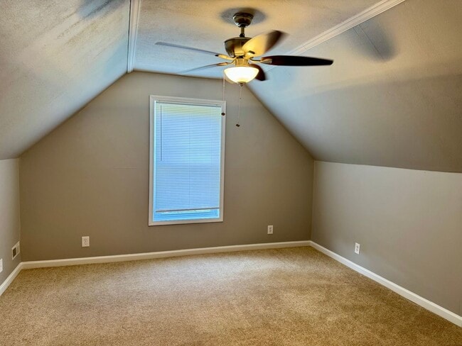 Building Photo - Convenient location! Cute 4 Bed 2 Bath hom...