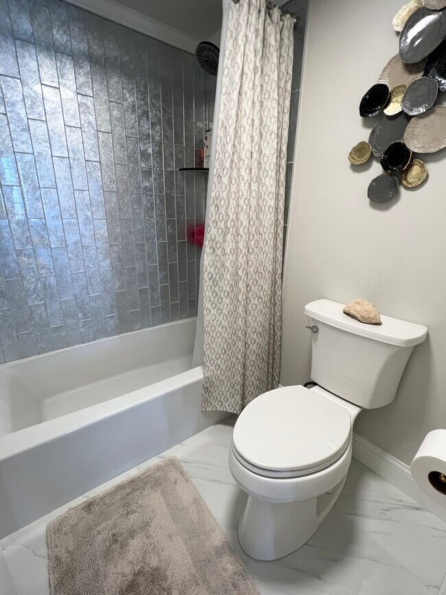 Master bath - 1000 S Ocean Blvd