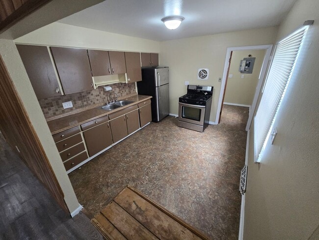 Building Photo - 3 Bedroom House