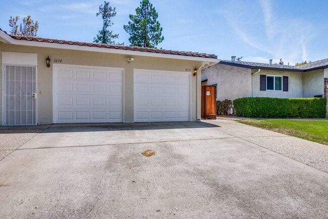 Building Photo - Amazing Studio Unit of a Triplex / Minutes from Apple