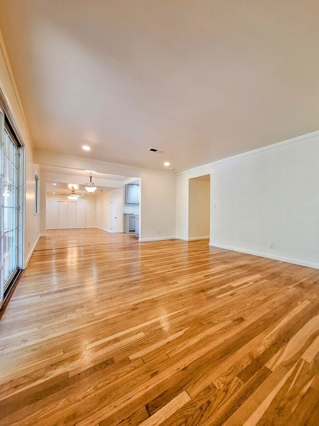 Building Photo - Beautifully Remodeled 3bd Single Story House With Bonus Room & Storage Space!