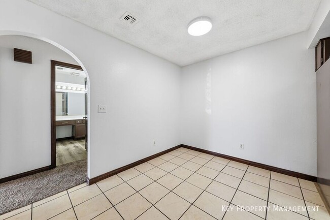 Building Photo - 1418 Santa Margarita St