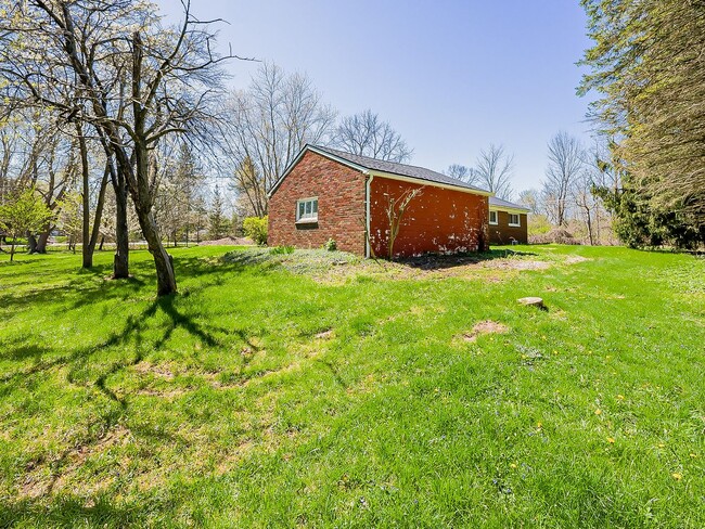 Building Photo - Spacious 3BR Home with Expansive 1-Acre Lot!
