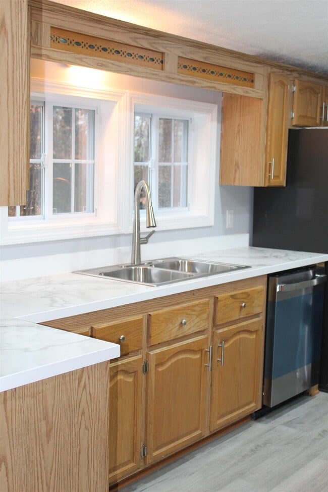 Building Photo - 6 Laura Ln