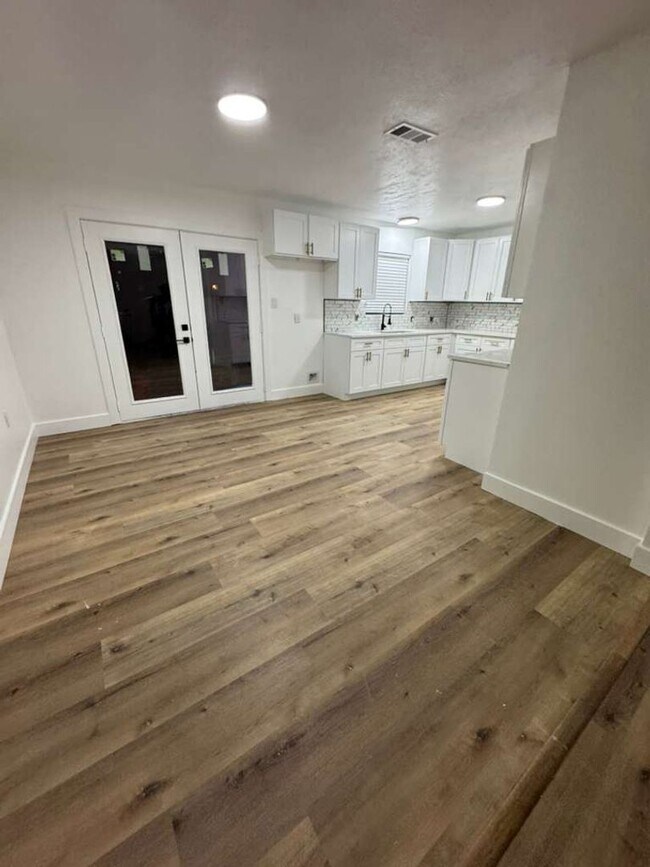 Building Photo - BEAUTIFUL HOME IN WEST ORANGE. MOVE IN READY!.