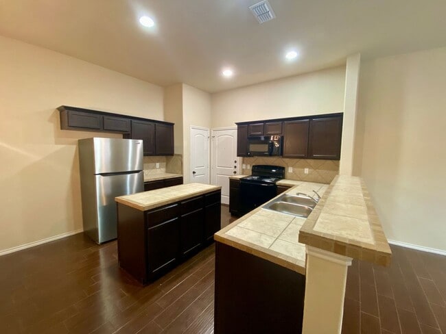 Building Photo - Move In Ready Duplex