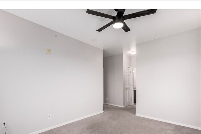 Building Photo - Bright, Spacious & Move-In Ready Penthouse Living in Littleton!  Available Now