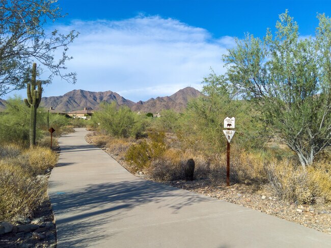 Building Photo - 10601 E Meadowhill Dr