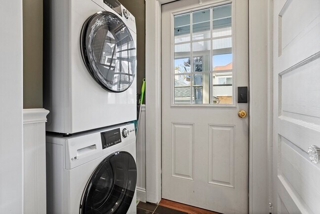 Building Photo - 36 Windsor St