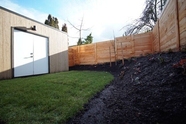 Building Photo - Beautiful 2bd/2.5ba North Portland Townhom...