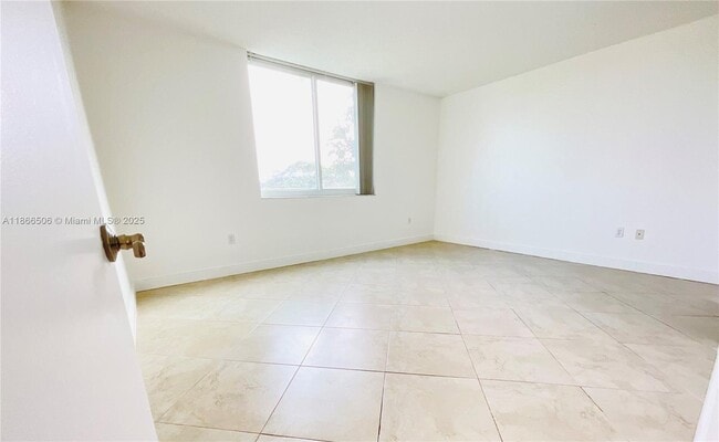 Building Photo - 919 Hillcrest Dr