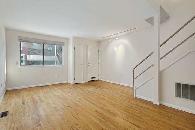 Building Photo - Beautiful Bella Vista Three Bedroom Townhome with Parking