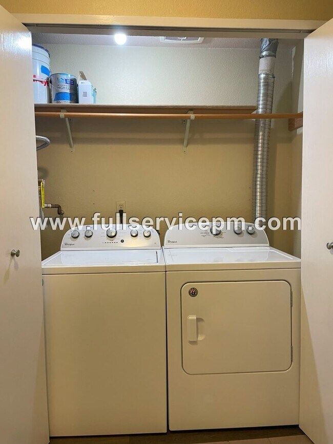Building Photo - Great Find!!Spacious, condo w/ master