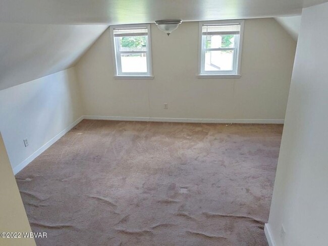 Building Photo - Spacious home