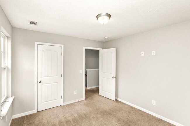 Building Photo - 733 Hollandale Rd