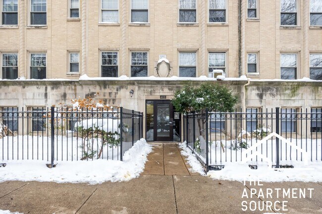 Building Photo - 4031 N Kenmore Ave