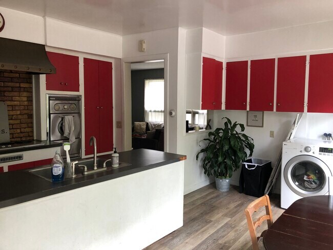 Building Photo - 130 College Ave NE