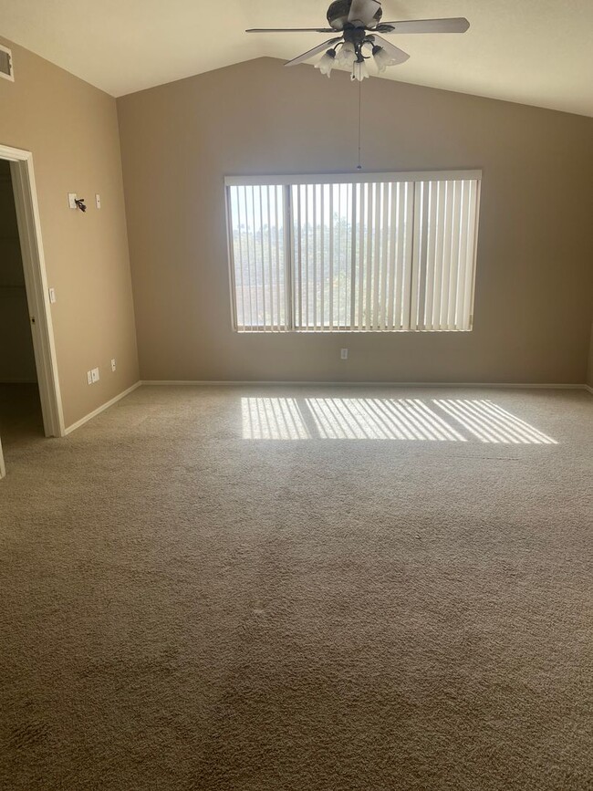 Building Photo - 3 bed / 3 bath w/Pool on Large Lot in Glen...