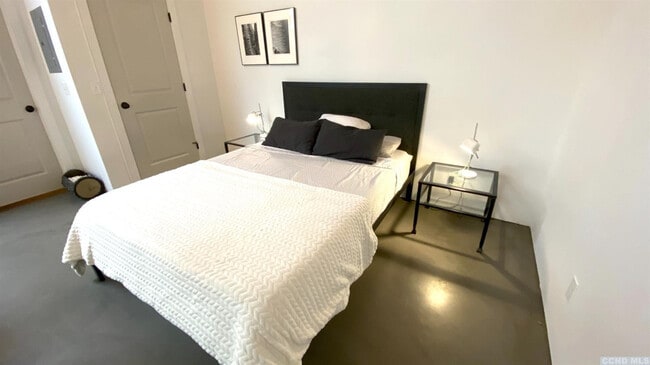 Building Photo - 747 1/2 Columbia St