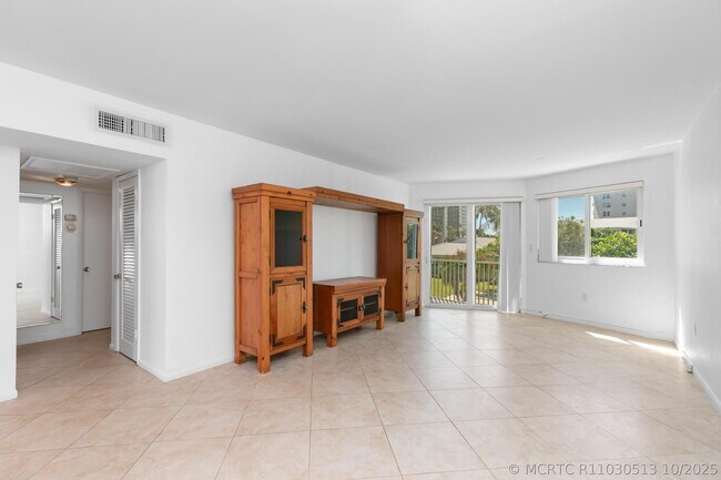 Building Photo - 2700 Banyan Rd
